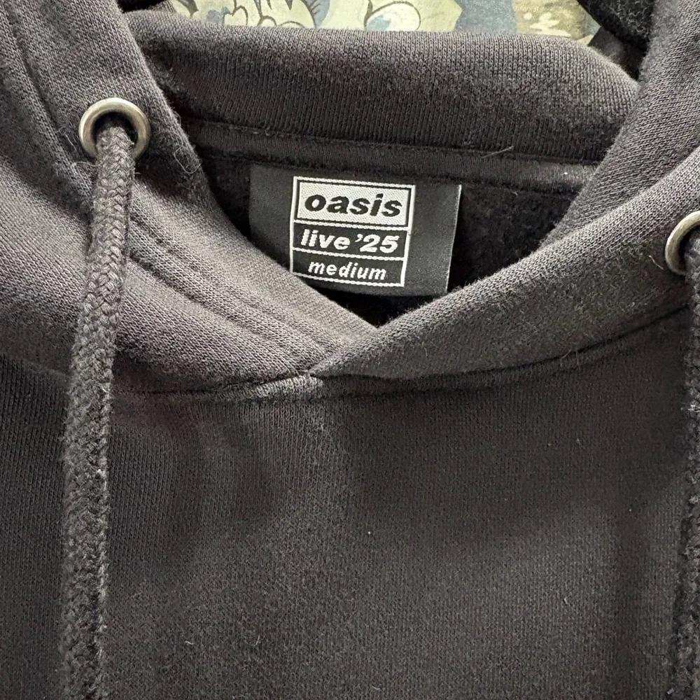 Oasis Live ‘25 Black Graphic Men's Hoodie - Picture 2 of 3